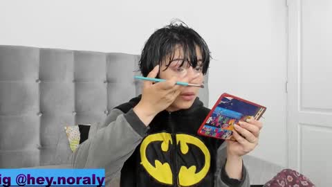 Snapshot of hey_noraly chatting on February 23, 4:33 am Noraly online show from February 23, 4:33 am