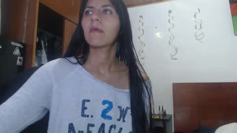 hilaril18 online show from December 26, 9:44 am