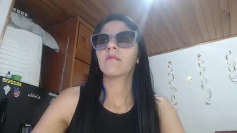 hilaril18 online show from December 19, 3:29 am