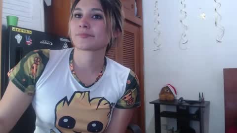 hilaril18 online show from December 5, 5:17 pm