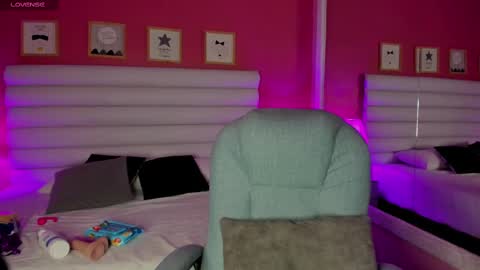 Snapshot of hilary_tailor chatting on October 3, 12:32 pm hilary_tailor online show from October 3, 12:32 pm