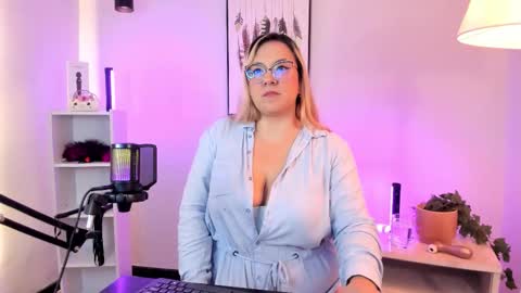 Hollie online show from March 20, 12:21 pm