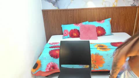 Holly 22 online show from June 3, 11:00 am