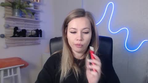 Holly online show from December 9, 3:29 am