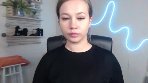 Holly online show from December 5, 3:26 am