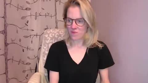 holly_bourbon online show from October 31, 1:51 am