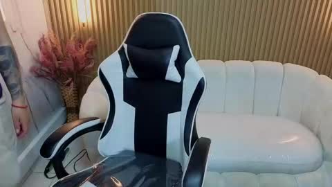 Holly  online show from November 4, 1:05 pm