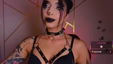 Snapshot of hollyxx_ chatting on October 4, 5:35 am holly online show from October 4, 5:35 am