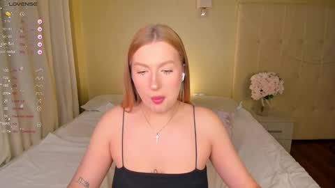 Snapshot of hollyylee chatting on March 1, 1:22 am Emma online show from March 1, 1:22 am
