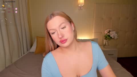 Snapshot of hollyylee chatting on January 27, 1:05 am Emma online show from January 27, 1:05 am