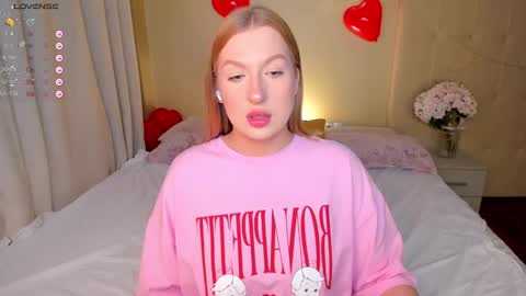 Snapshot of hollyylee chatting on February 20, 1:25 am Emma online show from February 20, 1:25 am