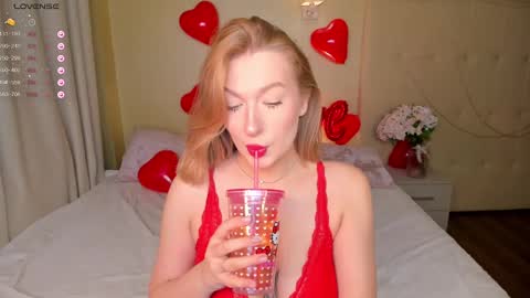 Snapshot of hollyylee chatting on February 14, 1:13 am Emma online show from February 14, 1:13 am