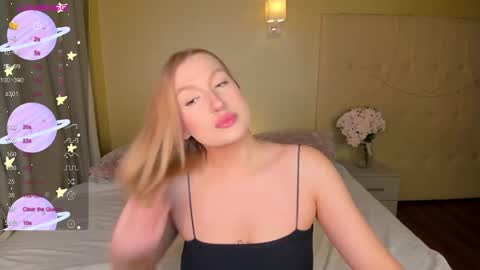 Snapshot of hollyylee chatting on February 24, 1:00 am Emma online show from February 24, 1:00 am