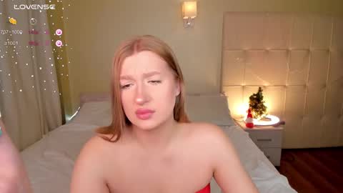 Snapshot of hollyylee chatting on December 24, 1:06 am Emma online show from December 24, 1:06 am