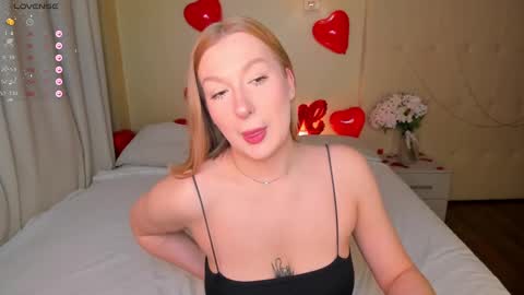 Snapshot of hollyylee chatting on February 16, 1:05 am Emma online show from February 16, 1:05 am