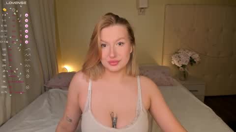 Snapshot of hollyylee chatting on January 13, 1:02 am Emma online show from January 13, 1:02 am
