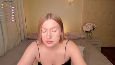 Snapshot of hollyylee chatting on January 28, 1:29 am Emma online show from January 28, 1:29 am