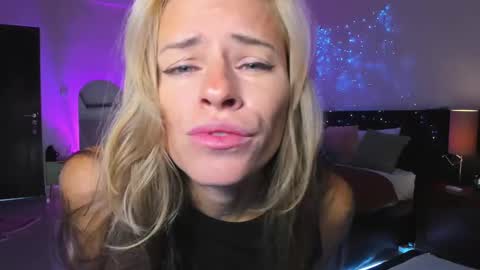 Snapshot of holy_khloe chatting on March 2, 1:26 am Kira Purrr online show from March 2, 1:26 am
