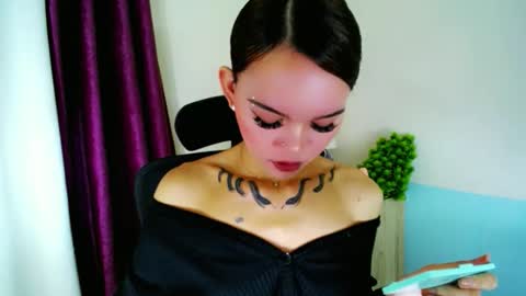 holy_maxine online show from February 4, 8:06 am