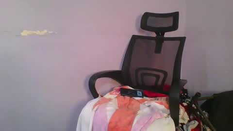 Snapshot of honey_beb chatting on October 17, 7:11 am honey_beb online show from October 17, 7:11 am