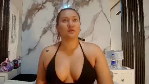 HONEY HIPS online show from July 8, 11:45 am
