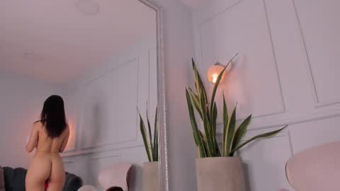 Snapshot of honeyymoonn_ chatting on February 22, 8:37 pm Honey Moon Help me to reach 100 thumbs up online show from February 22, 8:37 pm