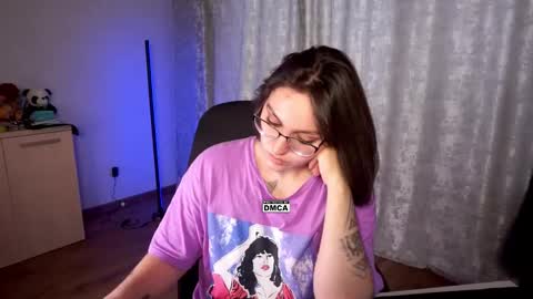 Snapshot of hoot_owl_cb chatting on October 20, 4:04 am Karina online show from October 20, 4:04 am