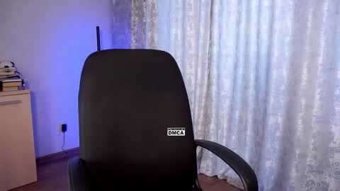 Snapshot of hoot_owl_cb chatting on October 6, 2:06 am Karina online show from October 6, 2:06 am