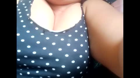Snapshot of hot_boobs21 chatting on January 19, 8:18 am hot_boobs21 online show from January 19, 8:18 am