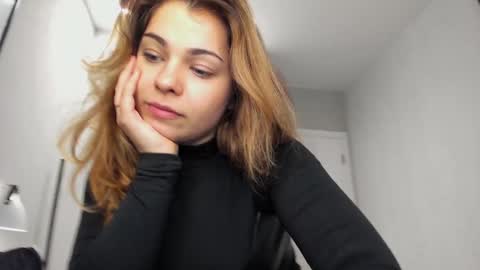 Snapshot of hot_chill__ chatting on December 6, 6:39 pm LiluCaroline online show from December 6, 6:39 pm