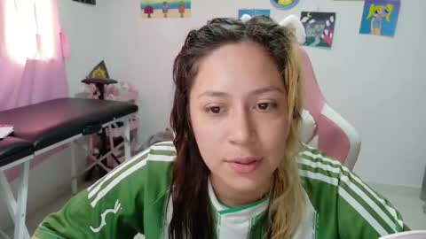 Mia online show from December 15, 3:50 pm