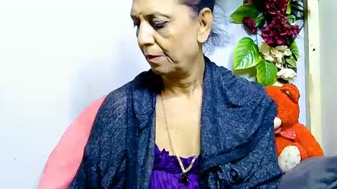 hot queen online show from June 15, 5:40 am