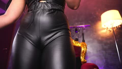 Snapshot of hotdesy_ chatting on January 18, 2:12 pm Mistress online show from January 18, 2:12 pm