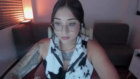 hottbee3645 online show from January 10, 7:51 pm