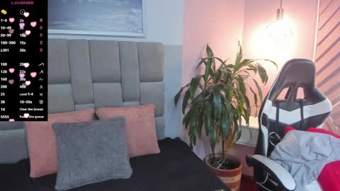 Snapshot of hottie_mine_ chatting on January 17, 7:27 pm 2pm - 9pm GMT-5 online show from January 17, 7:27 pm