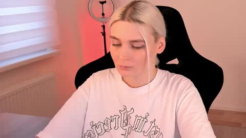 Nessie and Jessie online show from February 22, 2:38 pm