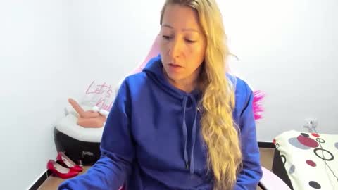 hottychrystal online show from December 1, 10:30 am