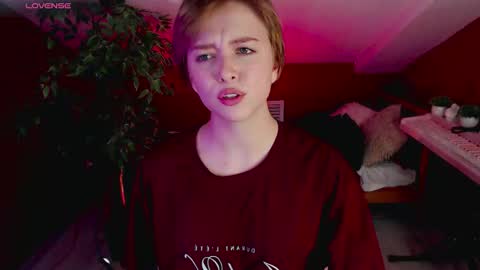 Snapshot of hypequeen_ chatting on October 10, 9:09 pm Julia online show from October 10, 9:09 pm