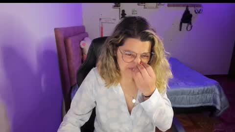 Snapshot of hyun22148625 chatting on September 9, 2:33 am Hello Im Julieta Im 25 years old and I love being here. Thank you for visiting my living room. The only rule is that you hap online show from September 9, 2:33 am