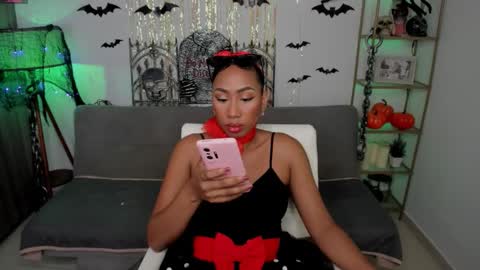 Snapshot of i_lulu chatting on October 31, 11:09 pm Lul online show from October 31, 11:09 pm