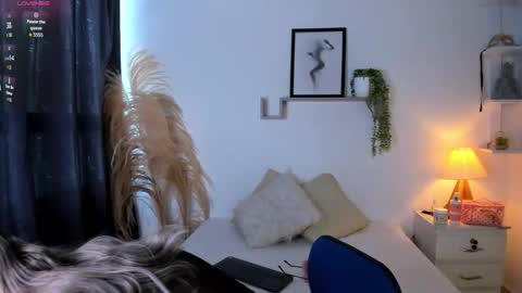 Snapshot of ice_y_abigail chatting on October 14, 12:30 pm ice_y_abigail online show from October 14, 12:30 pm