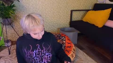 Emmy  help me reach 100 thumbs up online show from October 3, 9:53 pm