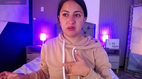 Snapshot of iisabella_smith_ chatting on February 24, 1:08 pm Isa online show from February 24, 1:08 pm