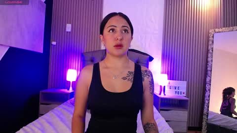 Snapshot of iisabella_smith_ chatting on February 3, 2:02 pm Isa online show from February 3, 2:02 pm