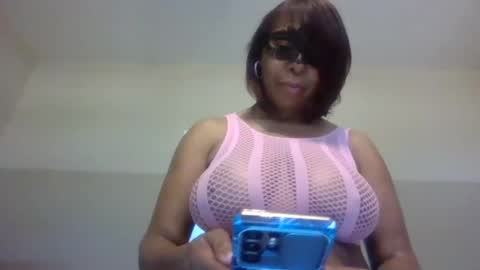 weet exy Cougar online show from May 10, 11:45 am