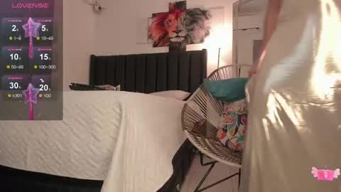 Snapshot of imacwenn_ chatting on February 19, 11:06 am Sofia online show from February 19, 11:06 am