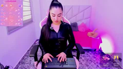  independient model online show from October 7, 12:42 pm