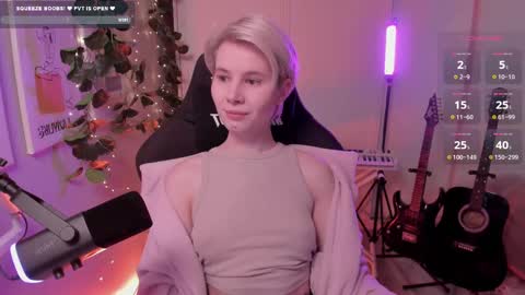 Snapshot of imnotmia chatting on March 4, 10:13 am Mia online show from March 4, 10:13 am