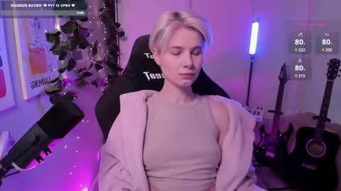 Snapshot of imnotmia chatting on February 19, 9:50 am Mia online show from February 19, 9:50 am