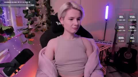 Snapshot of imnotmia chatting on February 18, 9:43 am Mia online show from February 18, 9:43 am